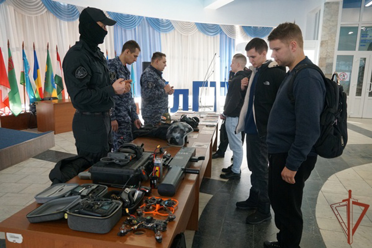 В преддверии юбилея ведомства росгвардейцы провели встречу с ульяновскими студентами