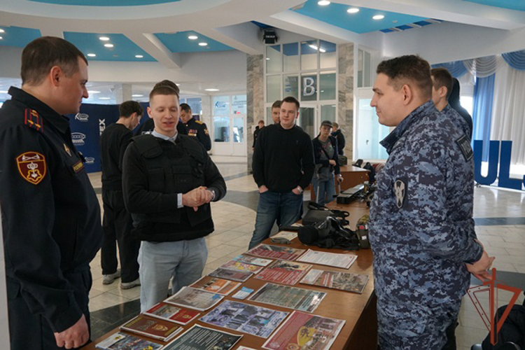 В преддверии юбилея ведомства росгвардейцы провели встречу с ульяновскими студентами