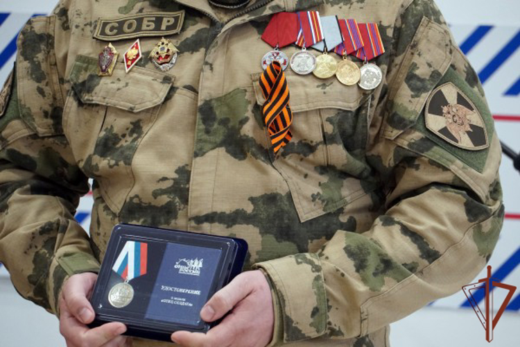 В Воронеже родителей росгвардейцев наградили общественными наградами «Отец солдата»