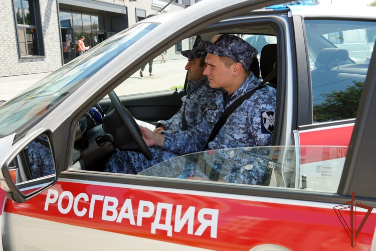 В Воронеже росгвардейцы задержали женщину, подозреваемую в нанесении ножевых ранений