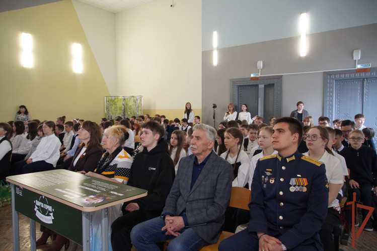 Военный оркестр «Волжские берега» Росгвардии поздравил школьников Чебоксар с наступающим Днем Победы