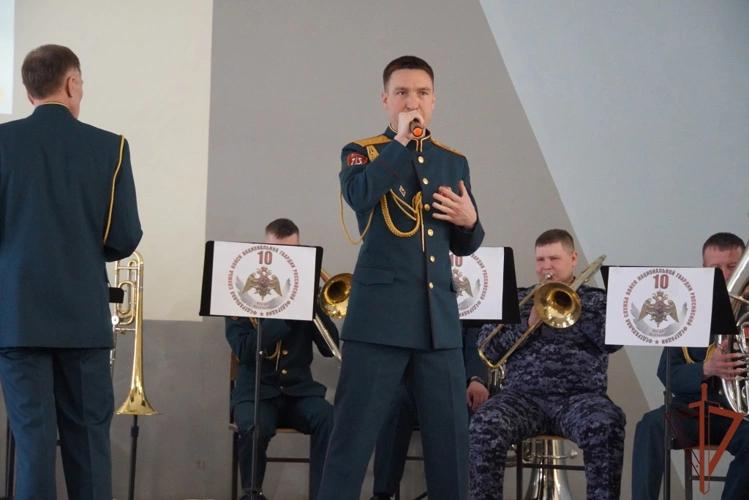 Военный оркестр «Волжские берега» Росгвардии поздравил школьников Чебоксар с наступающим Днем Победы