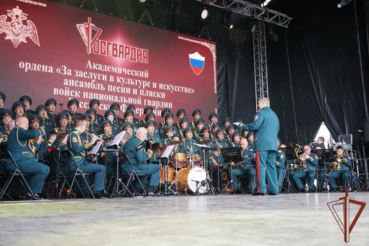 Академический ансамбль Росгвардии поздравил ульяновцев с Днем города