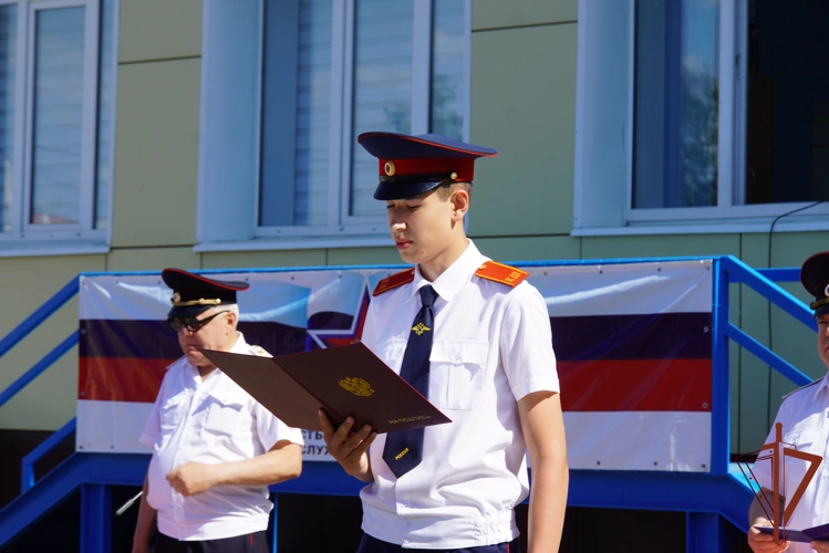 В Чебоксарах учащиеся подшефного класса Росгвардии дали клятву кадета (видео)