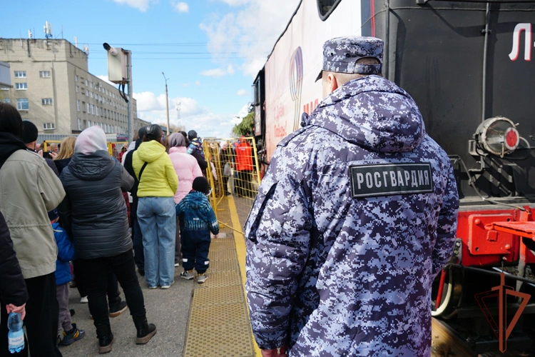 В Ульяновской области росгвардейцы обеспечили безопасность во время прибытия легендарного состава «Паровоз Победы» (видео)