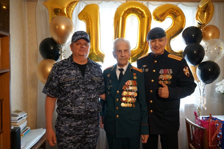 В Брянске росгвардейцы поздравили с 102-летием ветерана Великой Отечественной войны