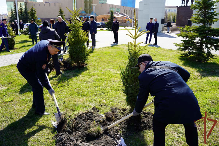 В Челябинске росгвардейцы приняли участие в высадке елей в память о героях Великой Отечественной войны