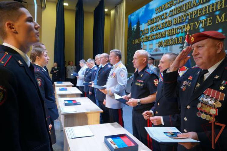 Начальник Управления Росгвардии по Воронежской области генерал-майор полиции Алексей Баранников поздравил выпускников Воронежского института МВД России с окончанием вуза