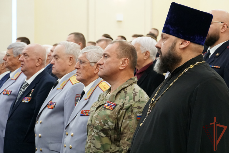 Начальник Управления Росгвардии по Воронежской области генерал-майор полиции Алексей Баранников поздравил выпускников Воронежского института МВД России с окончанием вуза