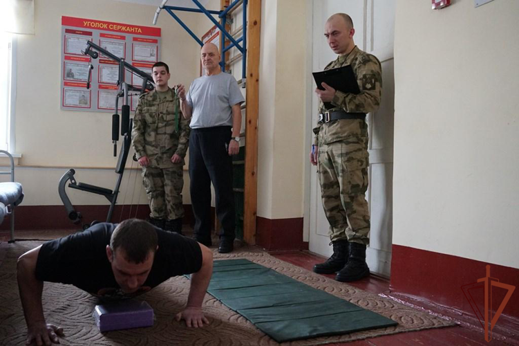 В Кирове в преддверии юбилея ведомства прошли соревнования между росгвардейцами и ветеранами (видео)