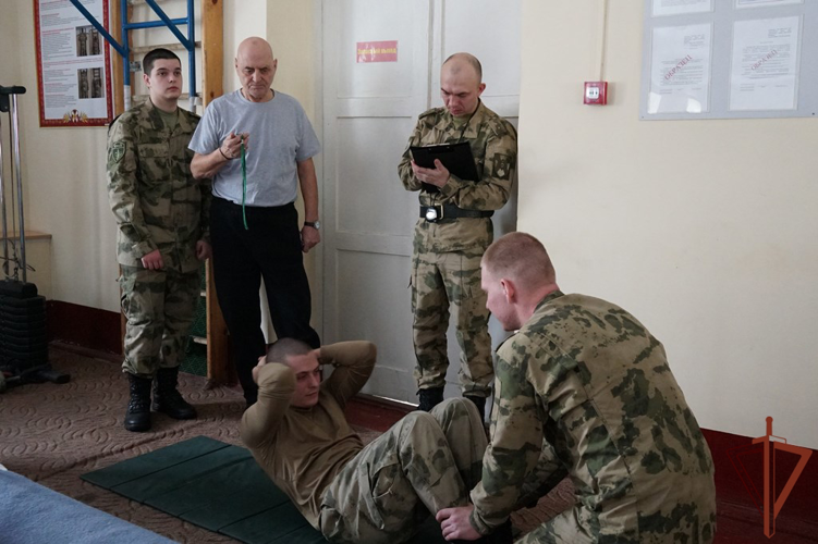В Кирове в преддверии юбилея ведомства прошли соревнования между росгвардейцами и ветеранами (видео)