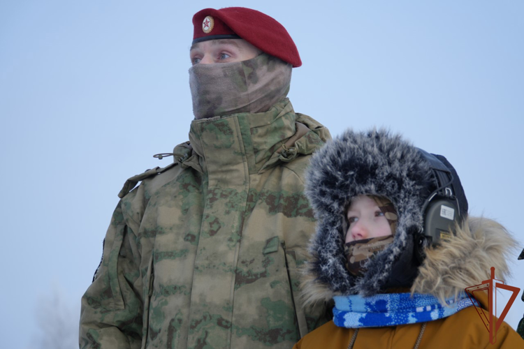 В Архангельске военнослужащие Росгвардии исполнили мечту мальчика (видео)