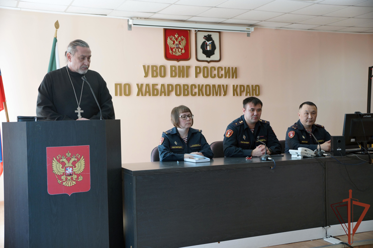 В Хабаровске росгвардейцы встретились с представителем русской православной церкви