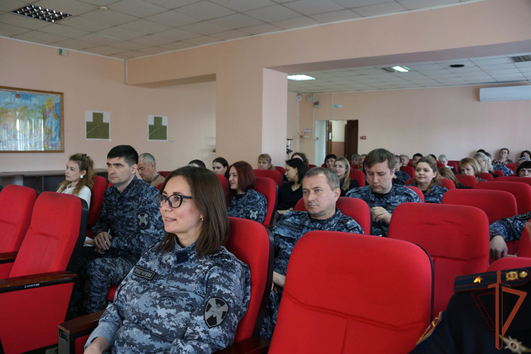 В Хабаровске росгвардейцы встретились с представителем русской православной церкви