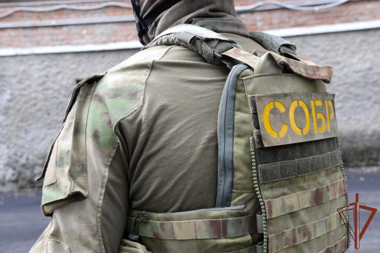 В Екатеринбурге при силовой поддержке СОБР Росгвардии полицейскими задержан подозреваемый в незаконном обороте наркотиков
