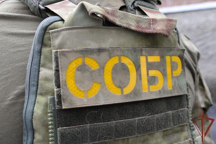 В Свердловской области при силовой поддержке СОБР Росгвардии задержан обвиняемый в убийстве, совершённом в 2000 году (видео)