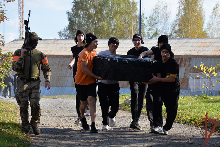 На Среднем Урале ОМОН Росгвардии провел для молодежи масштабную военно-спортивную эстафету