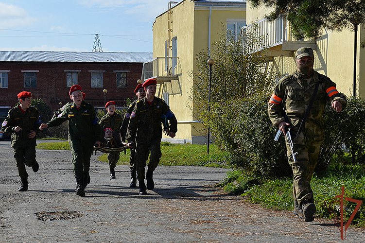 На Среднем Урале ОМОН Росгвардии провел для молодежи масштабную военно-спортивную эстафету
