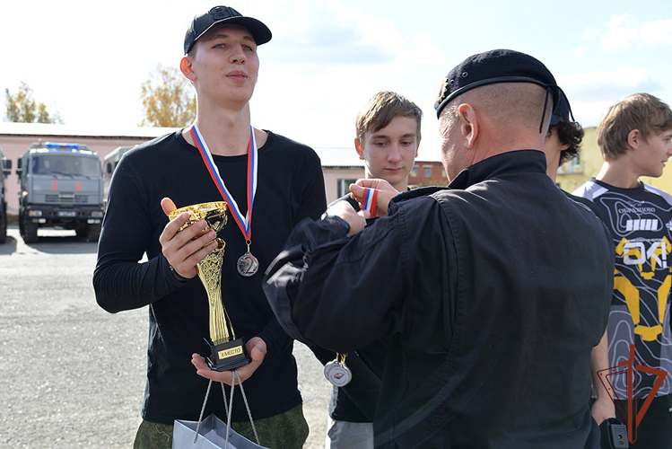 На Среднем Урале ОМОН Росгвардии провел для молодежи масштабную военно-спортивную эстафету