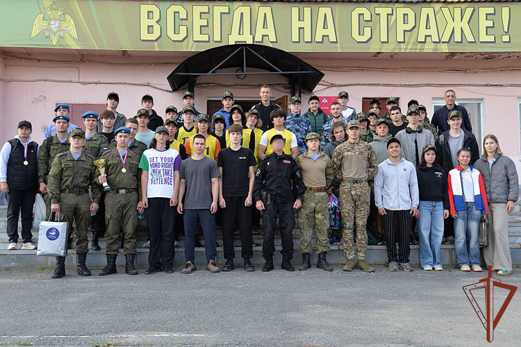 На Среднем Урале ОМОН Росгвардии провел для молодежи масштабную военно-спортивную эстафету