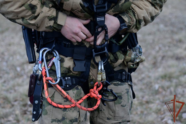 В Свердловской области Росгвардия отработала навыки беспарашютного десантирования и эвакуации личного состава