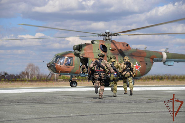 В Свердловской области Росгвардия отработала навыки беспарашютного десантирования и эвакуации личного состава