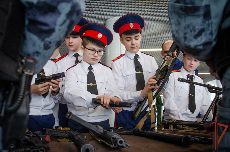 В Пензе росгвардейцы представили выставку, посвященную Дню защитника Отечества и юбилею ведомства (видео)
