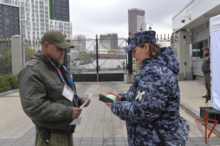 Безопасность международного футбольного матча в Екатеринбурге и крупных массовых мероприятий на Урале обеспечена при участии Росгвардии