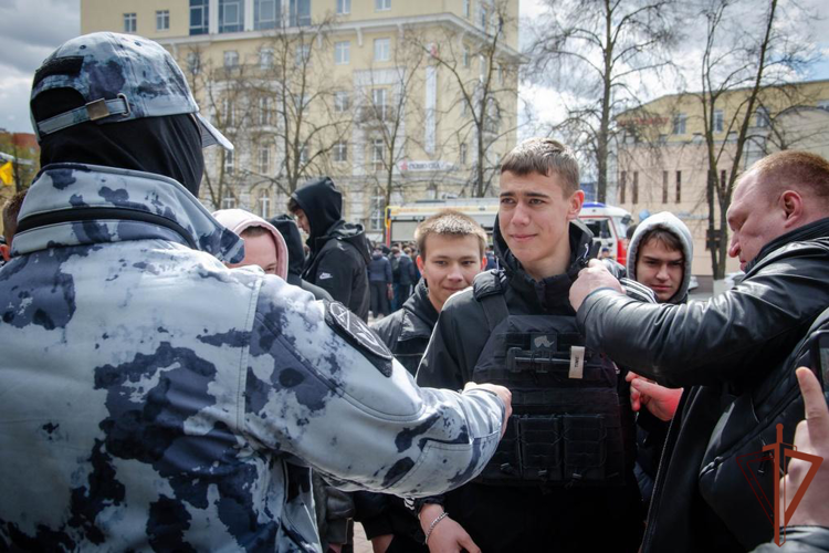 Росгвардейцы приняли участие в акции «День призывника» в Пензе (видео)