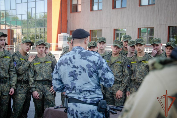 Росгвардейцы провели выставку вооружения для участников сбора «Гвардеец» в Пензе (видео)