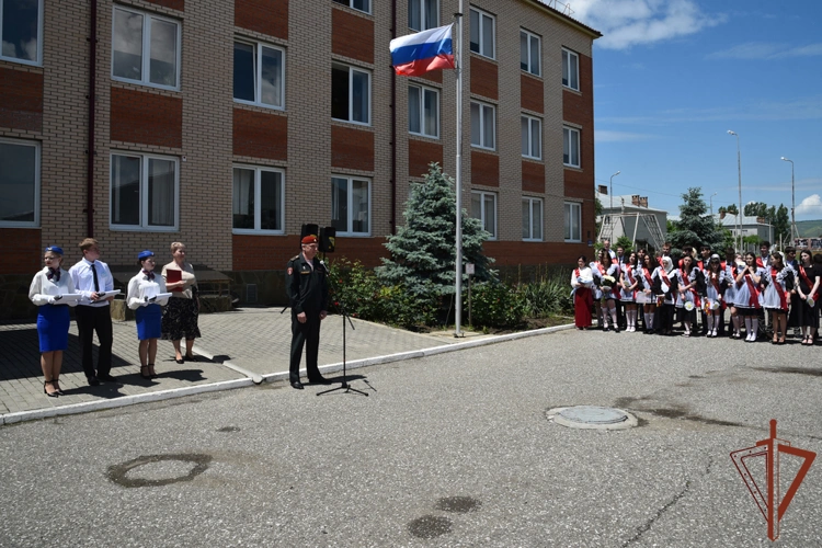 В Грозном состоялся Последний звонок для выпускников школы Росгвардии