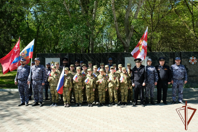 В Дагестане росгвардейцы провели автопробег ко Дню Победы и юбилею ведомства