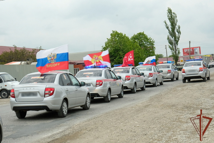 В Дагестане росгвардейцы провели автопробег ко Дню Победы и юбилею ведомства