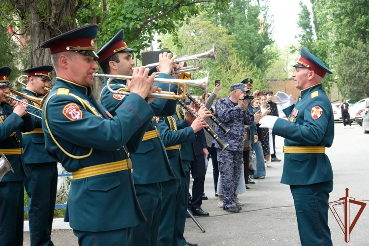 Росгвардия поддержала акцию «Парад у дома ветерана» в Дагестане