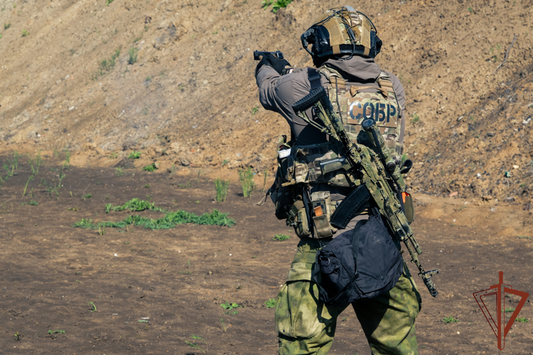 Испытания на знак отличия полицейского спецназа Росгвардии завершились в Луганске