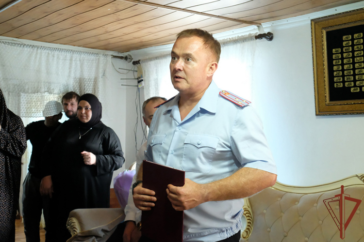 Орден Мужества погибшего росгвардейца передали его родным в Дагестане