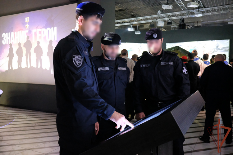 Росгвардейцы приняли участие в открытии мультимедийной выставки «Знание. Герои» в Дагестане
