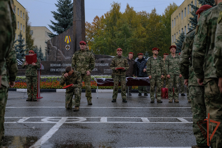 Семь спецназовцев Росгвардии стали обладателями краповых беретов в Подмосковье (видео)