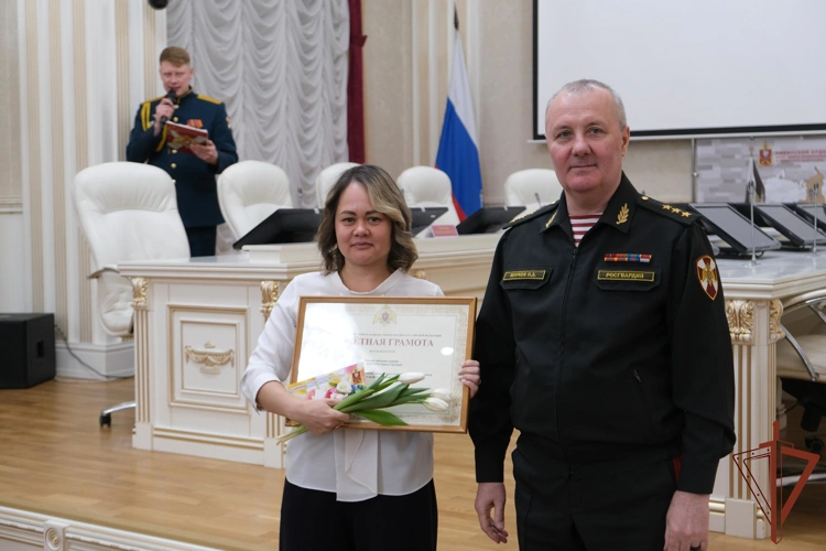 Командующий Сибирским округом Росгвардии вручил ведомственные награды отличившимся женщинам-военнослужащим и сотрудницам
