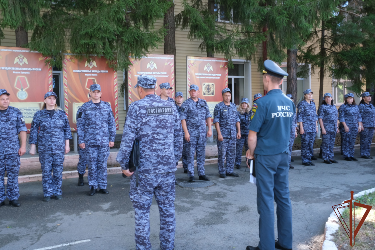 В регионах Сибири Росгвардия и МЧС России провели совместные пожарно-тактические тренировки на ведомственных объектах