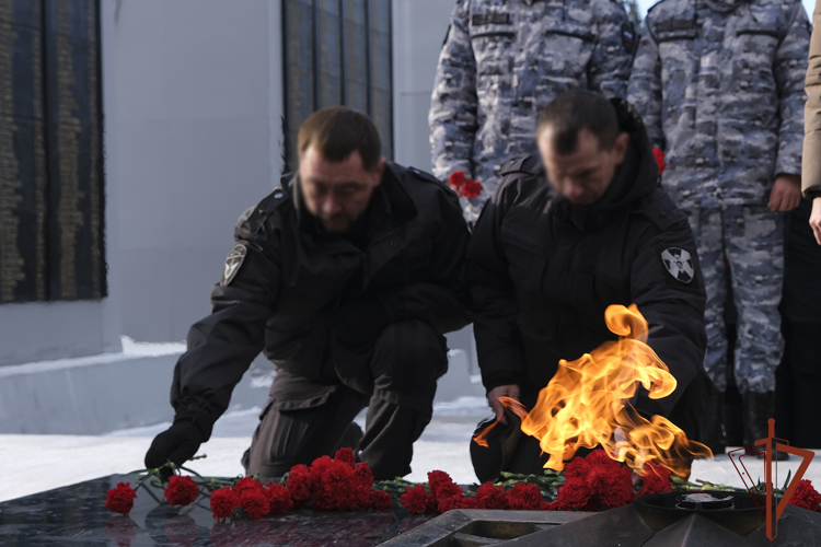 Память защитников Отечества почтили росгвардейцы в регионах Сибири