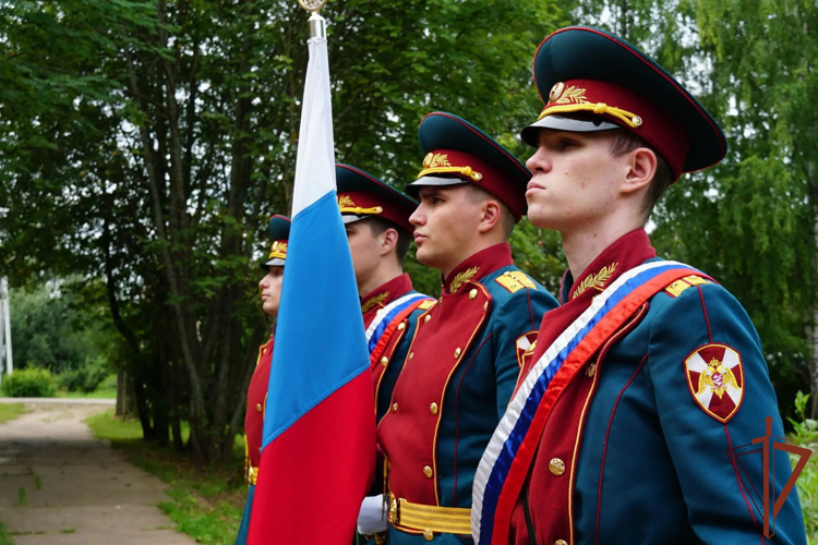 В Кировской области состоялось открытие мемориальной доски в честь геройски погибшего в зоне СВО росгвардейца (видео)