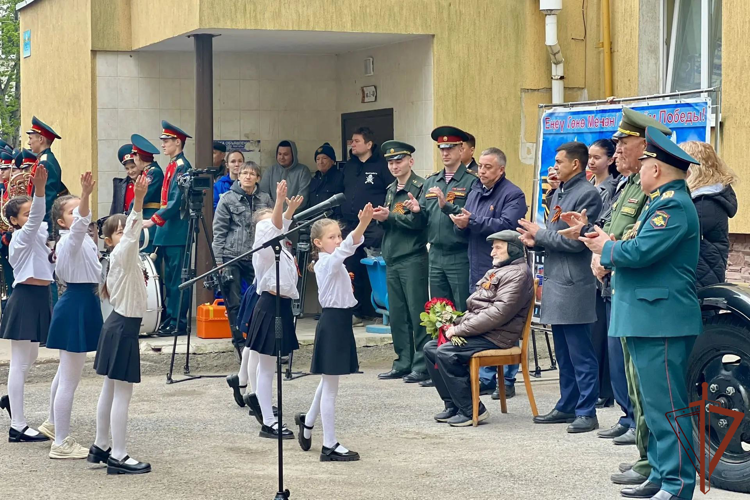 В Уфе росгвардейцы приняли участие в акции «Парад у дома ветерана»
