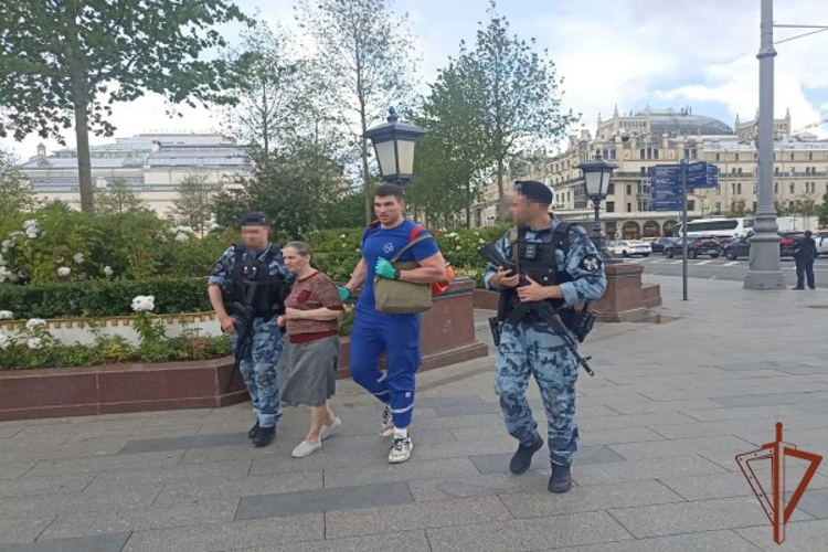 Бойцы ОМОН столичного главка Росгвардии оперативно пришли на помощь женщине в Москве (видео)