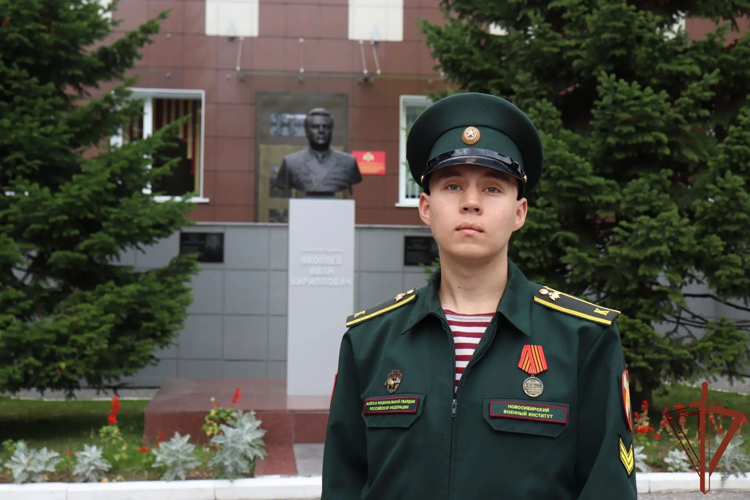 Курсант Новосибирского военного института Росгвардии пришел на помощь потерявшему сознание пенсионеру