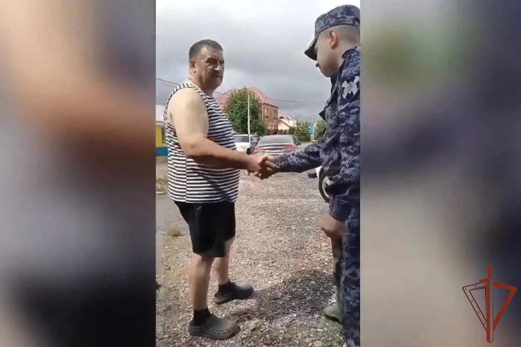 Росгвардейцы в Оренбургской области обеспечивают безопасность на пострадавших от подтопления территориях (видео)