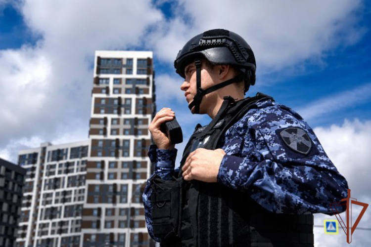 В Москве росгвардейцы задержали мужчину с наркотиками (видео)