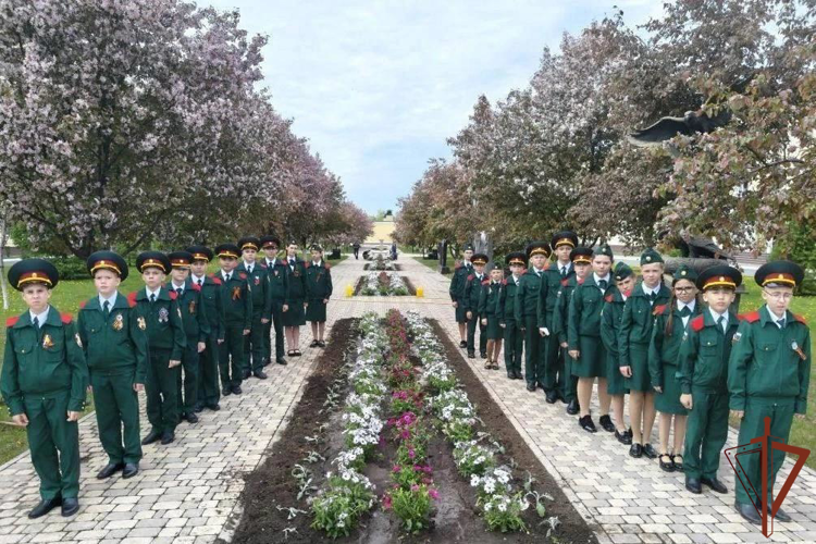 В Оренбурге подшефные Росгвардии кадеты приняли участие в смотре строя и песни (видео)