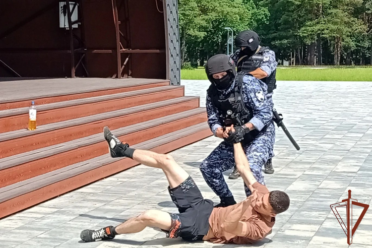 Летние патриотические мероприятия для школьников проводят росгвардейцы в Центральной России (видео)