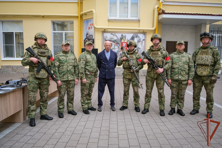 Александр Розенбаум передал участвующим в СВО росгвардейцам специальные технические средства для борьбы с БЛА (видео)